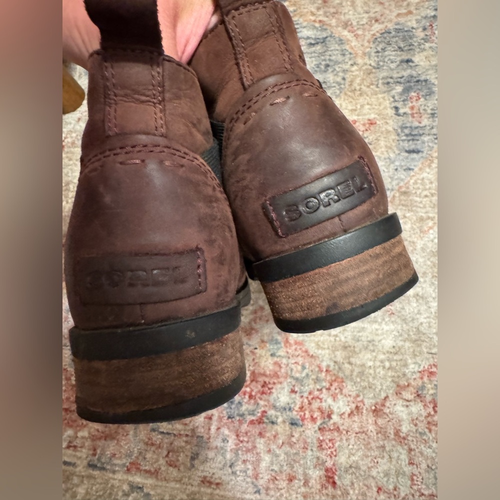 Sorel Chelsea boots- great condicion. Only used a few times